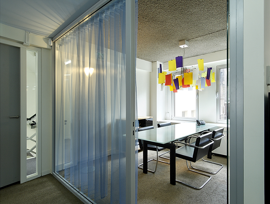 Room at de Vos office with colorful lamp